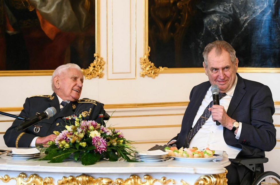 Prezident Miloš Zeman předal medaili armádnímu generálovi Emilu Bočkovi (23.2.2023)