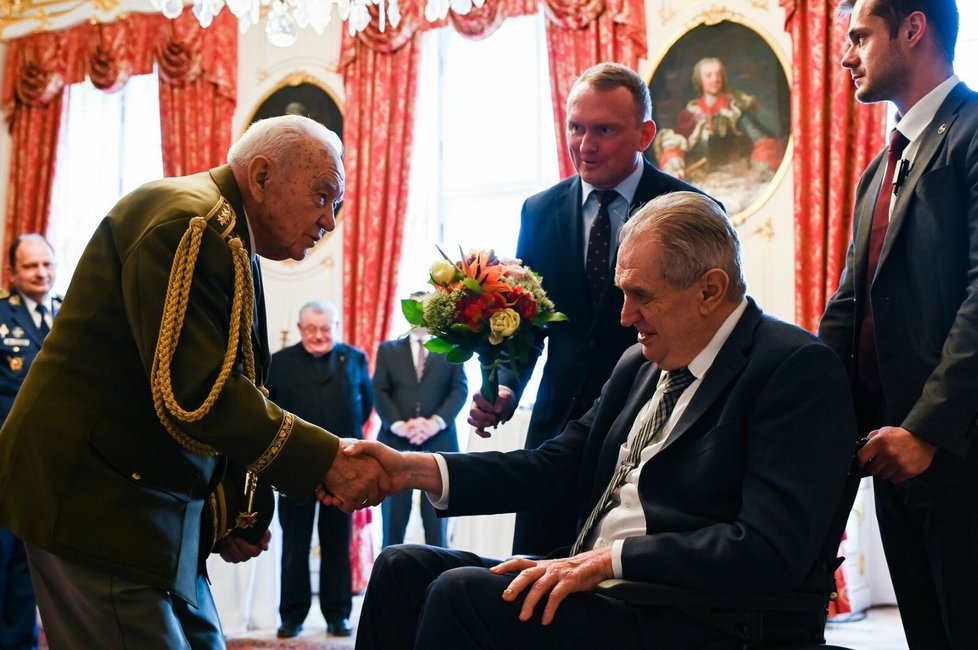 Prezident Miloš Zeman předal medaili armádnímu generálovi Emilu Bočkovi (23.2.2023)