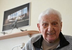 Zemřel poslední český pilot RAF Emil Boček (†100). K posledním narozeninám mu blahopřál i Karel III.  