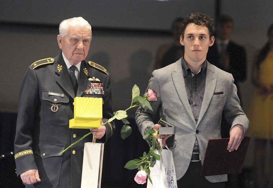 Boček se svým vnukem Ivo Koblasou (24), paralympijským vicemistrem světa v cyklistice.