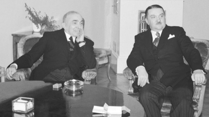 Předseda vlády Alois Eliáš (vpravo) a protektorátní prezident Emil Hácha (vlevo).