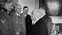 Státní tajemník Karl Hermann Frank(vlevo) a říšský protektor Wilhelm Frick u prezidenta Emila Háchy v Lánech.19.10.1943
