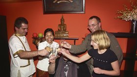 Emil Novotný, thajská masérka Horn, Pavel Dědík a Edita Motyčková otevřeli vpodvečer v pátek 13. thajský masážní salon