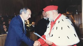 Emil Pražan přebírající svůj titul inženýra v roce 1990