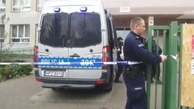 Policie před školou, kde Emil zabil svého spolužáka.