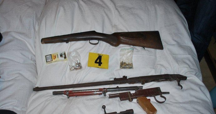 Policisté při prohlídce v Emilově domě našla zbraně a asi 300 nabojů do brokovnice.
