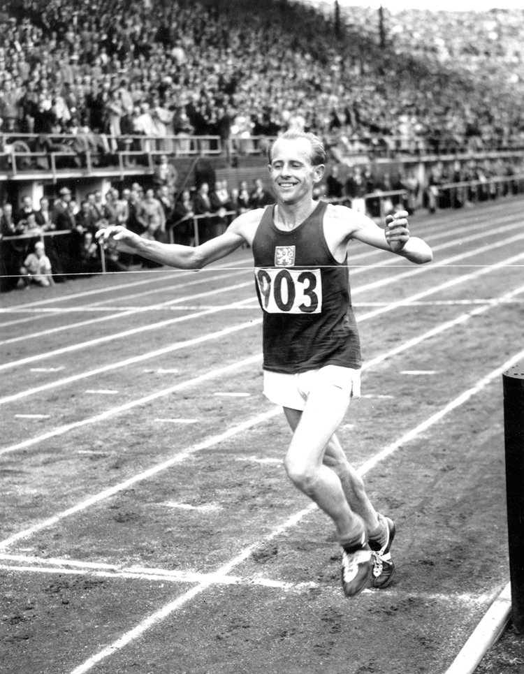 Roku 1952 Emil Zátopek zaběhl  Olympijský maraton v rekordním čase 2:23:3,2