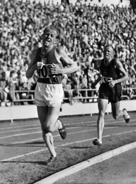 Emil Zátopek v Helsinkách vyhrál běh na 5 i 10 kilometrů a dokonce i maratón, který tehdy běžel poprvé v životě.