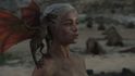 Emilia Clarke jako Daenerys Targaryen v seriálu Hra o trůny