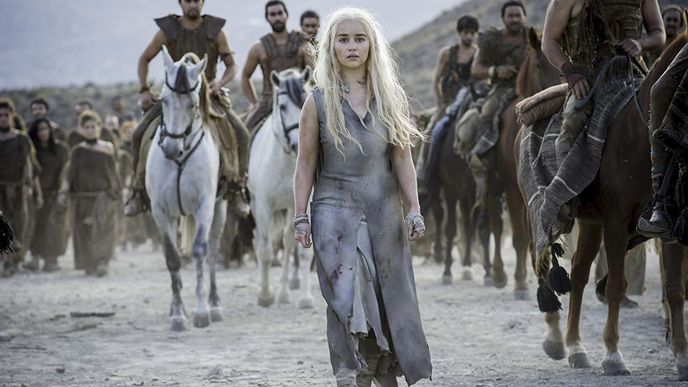 Emilia Clarke jako Daenerys Targaryen v seriálu Hra o trůny
