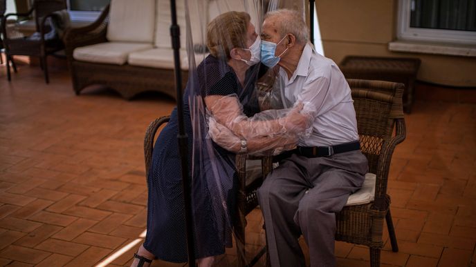Autor se dokáže dostat do bezprostřední blízkosti člověka a prostřednictvím konkrétních lidských osudů vyprávět o událostech, které ovlivňují celý svět. Autor se dokáže dostat do bezprostřední blízkosti člověka a prostřednictvím konkrétních lidských osudů vyprávět o událostech, které ovlivňují celý svět.