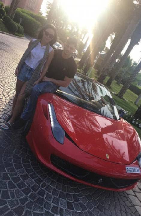 Emily Lock s přítelem a pronajatým vozem značky Ferrari.