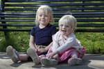Sestry Emily (3) a Poppy-Mae (2) trpí stejnou vzácnou genetickou poruchou.