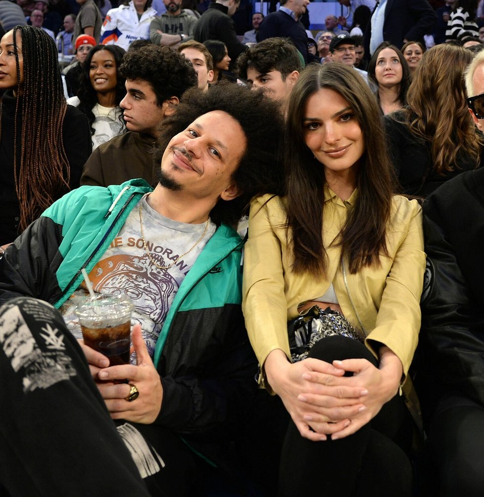 Emily Ratajkowski a Eric André na rande na basketbalovém zápasu