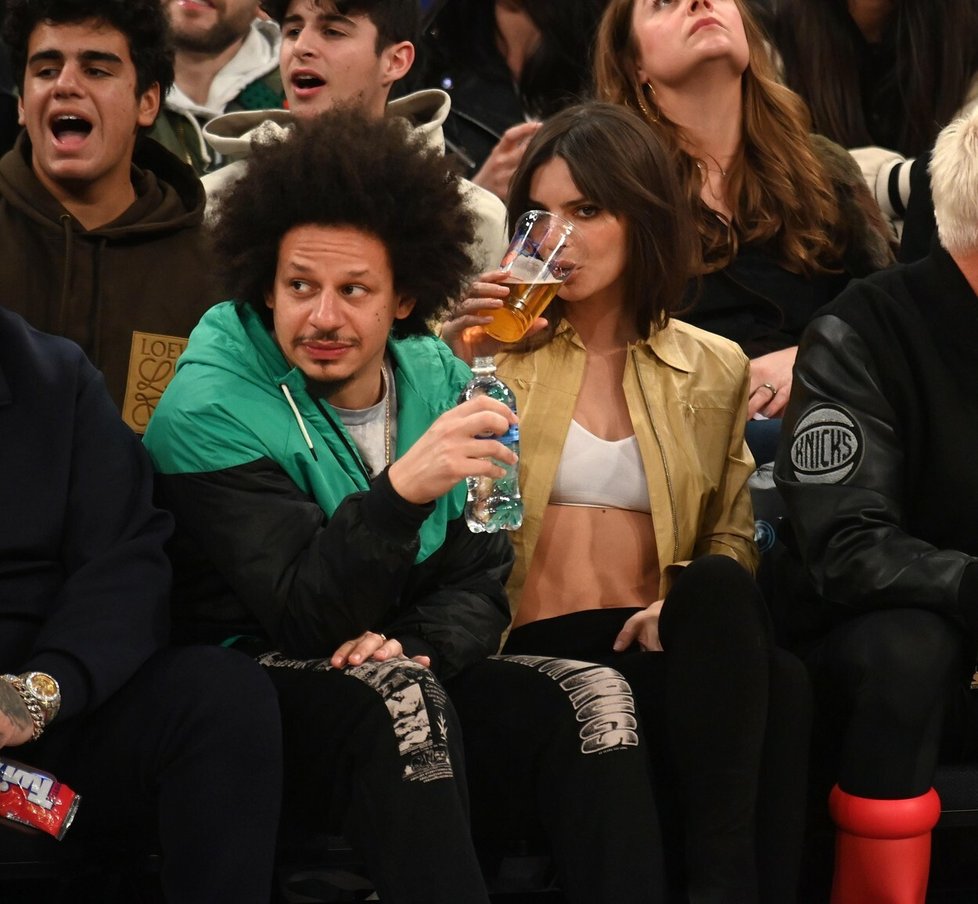 Emily Ratajkowski a Eric André na rande na basketbalovém zápasu