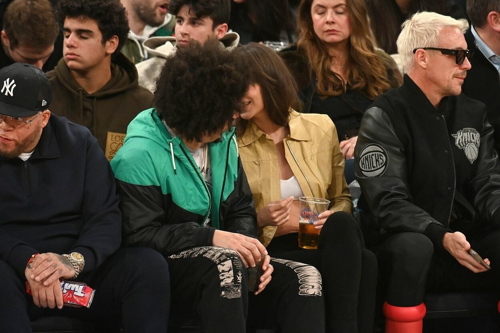 Emily Ratajkowski a Eric André na rande na basketbalovém zápasu