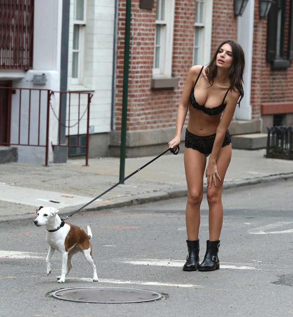 Emily Ratajkowski točila v New Yorku reklamu.