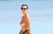 Topmodelka Emily Ratajkowski na pláži v Cancúnu odhalila prsa.