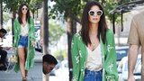 Styl podle celebrit: Je vám horko? Kupte si chladivé kimono jako Emily Ratajkowski