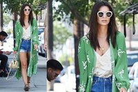 Styl podle celebrit: Je vám horko? Kupte si chladivé kimono jako Emily Ratajkowski