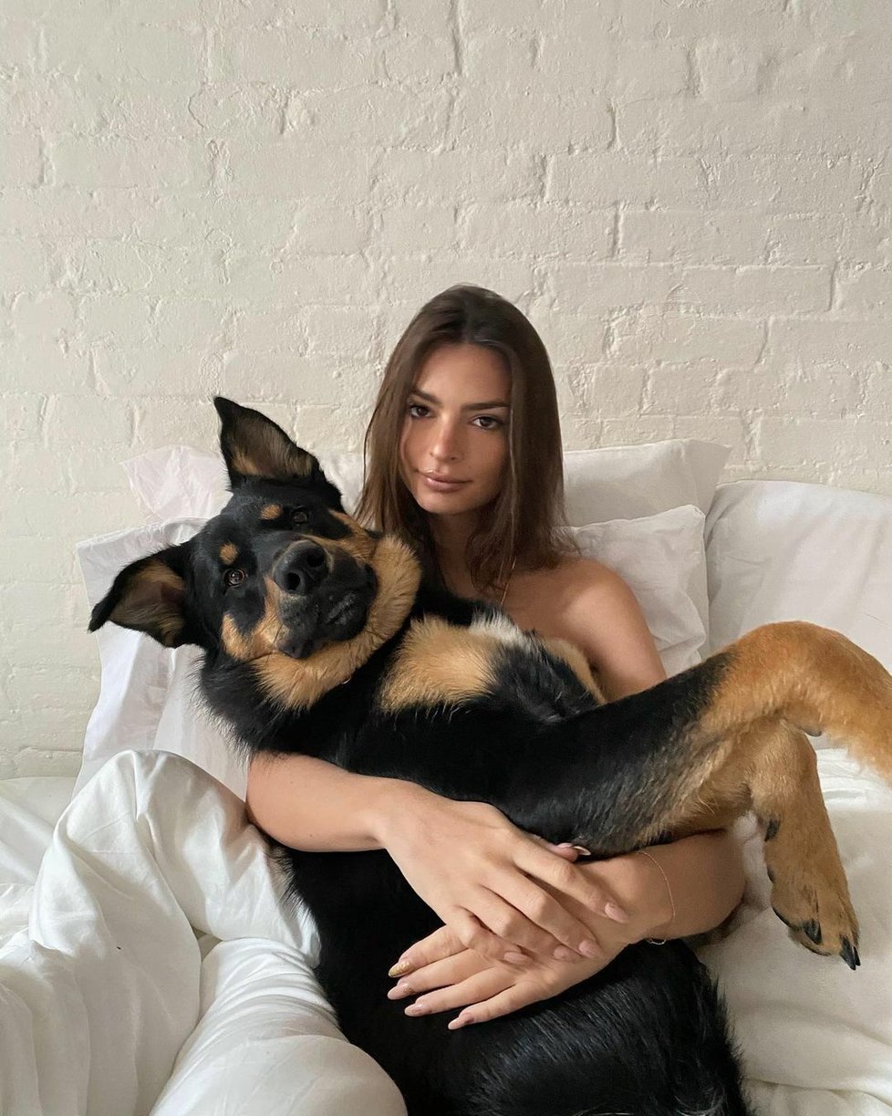 Emily Ratajkowski se psem Colombem