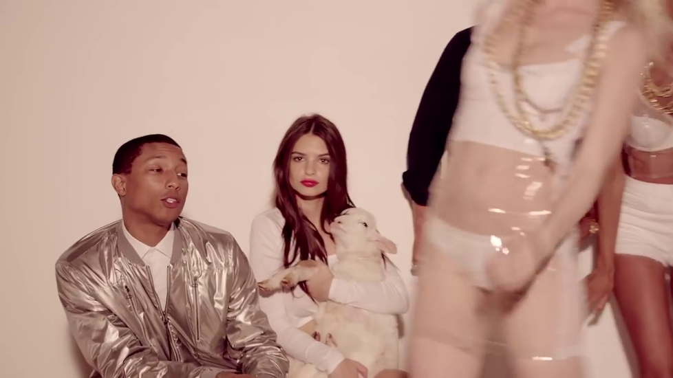 Emily Ratajkowski v klipu Blurred Lines