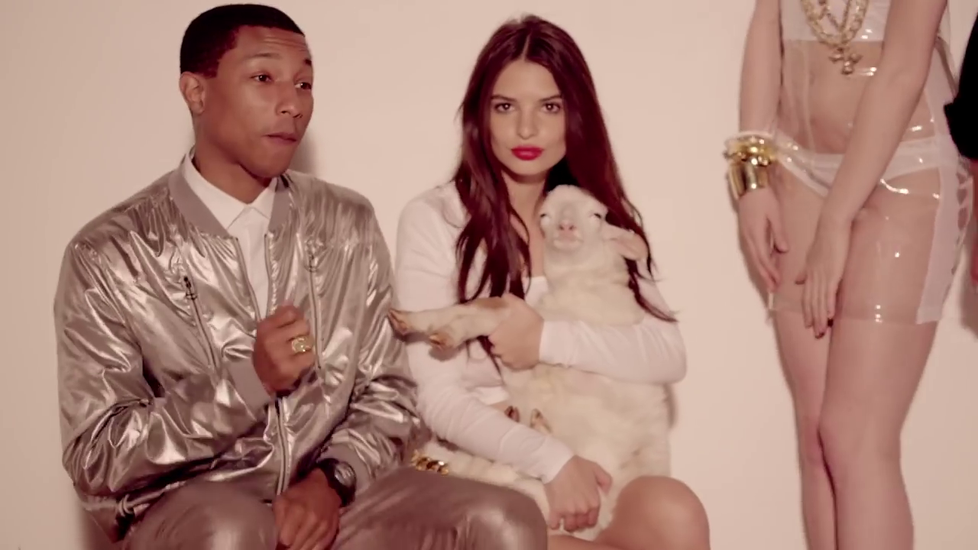 Emily Ratajkowski v klipu Blurred Lines