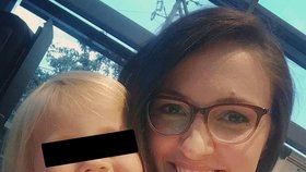 Máma (30) půjčila dceři (2) telefon: Holčička poslala její nahé fotky kolegům z práce!