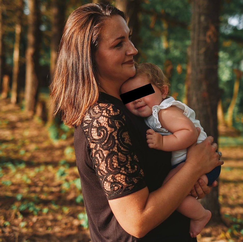 Máma (30) půjčila dceři (2) telefon: Holčička poslala její nahé fotky kolegům z práce!