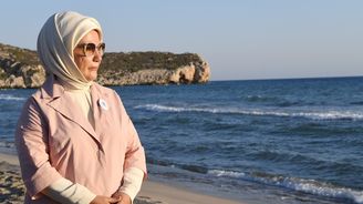 Manželky diktátorů: Sultánova žena Emine si libuje v okázalé péči o trpící, miluje však utrácení a přepych
