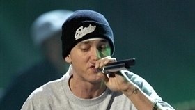 Eminem prý své umělecké nadávky doma nepoužívá, hlavně kvůli dcerám