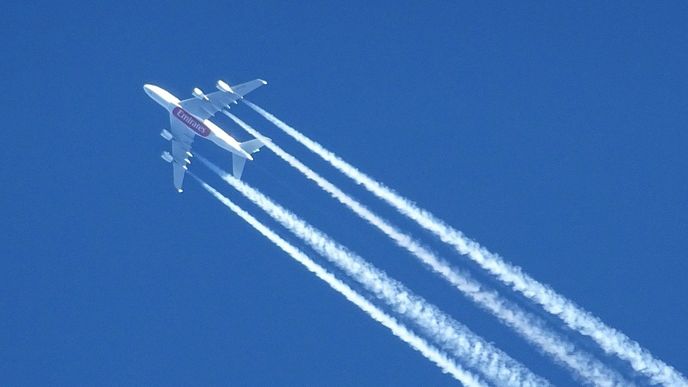 Airbus A380 aerolinek Emirates - na přeletech podobných strojů vydělává Řízení letového provozu nejvíce