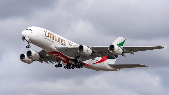 Největší dopravní letadlo světa Airbus A380 se od vypuknutí pandemie na lety do a z Prahy zatím nevrátilo. I tento nenávrat se odráží na ztrátách ŘLP.