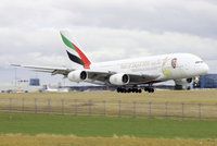 Po světě lítá 10 letadel A380 s potiskem zakladatele Emirátů: Jeden z nich přistál v Praze