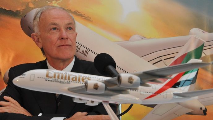 Historický snímek z 1. srpna 2008 zachycuje prezidenta Emirates Tima Clarka na tiskové konferenci poté, co v New Yorku poprvé v rámci komerčního letu přistál Airbus A380. O třináct let později urychlují Emirates dodávky posledních těchto letadel.