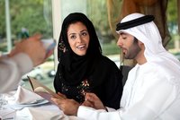 Britku v Emirátech soudí za to, že obědvala s ženatým mužem