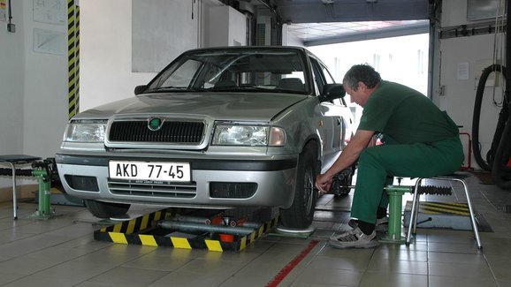 Boj státu proti starým autům: Skončí to někdy?