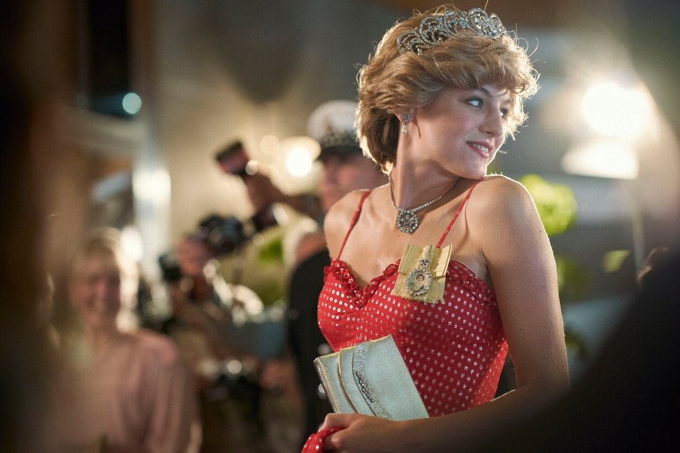 Emma Corrin jako princezna Diana v seriálu Koruna