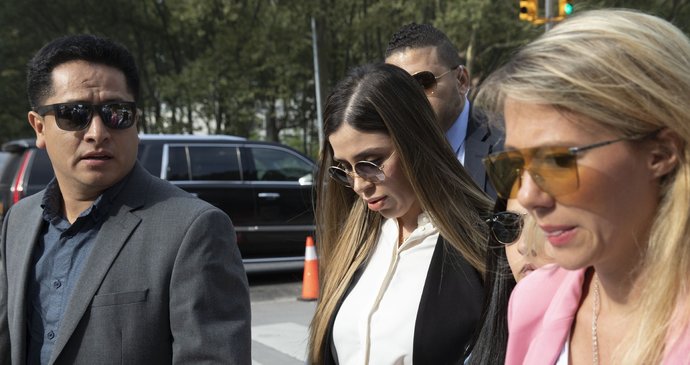 Manželka narkobarona „Prcka“ Guzmána se před washingtonským soudem přiznala ke svým zločinům.