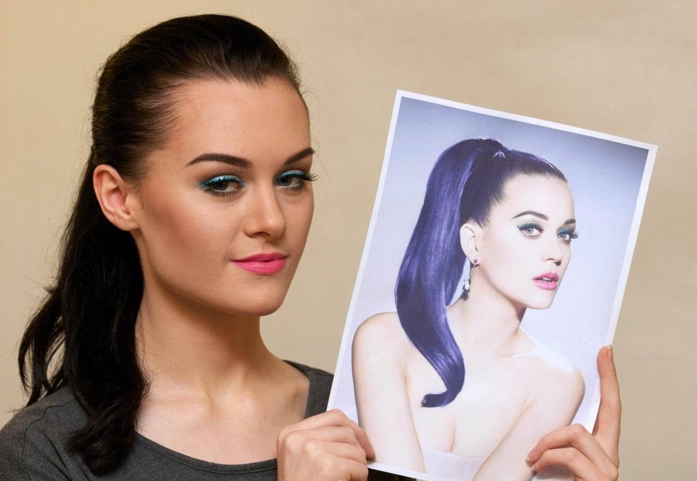 Make-up ve stylu Katy Perry.