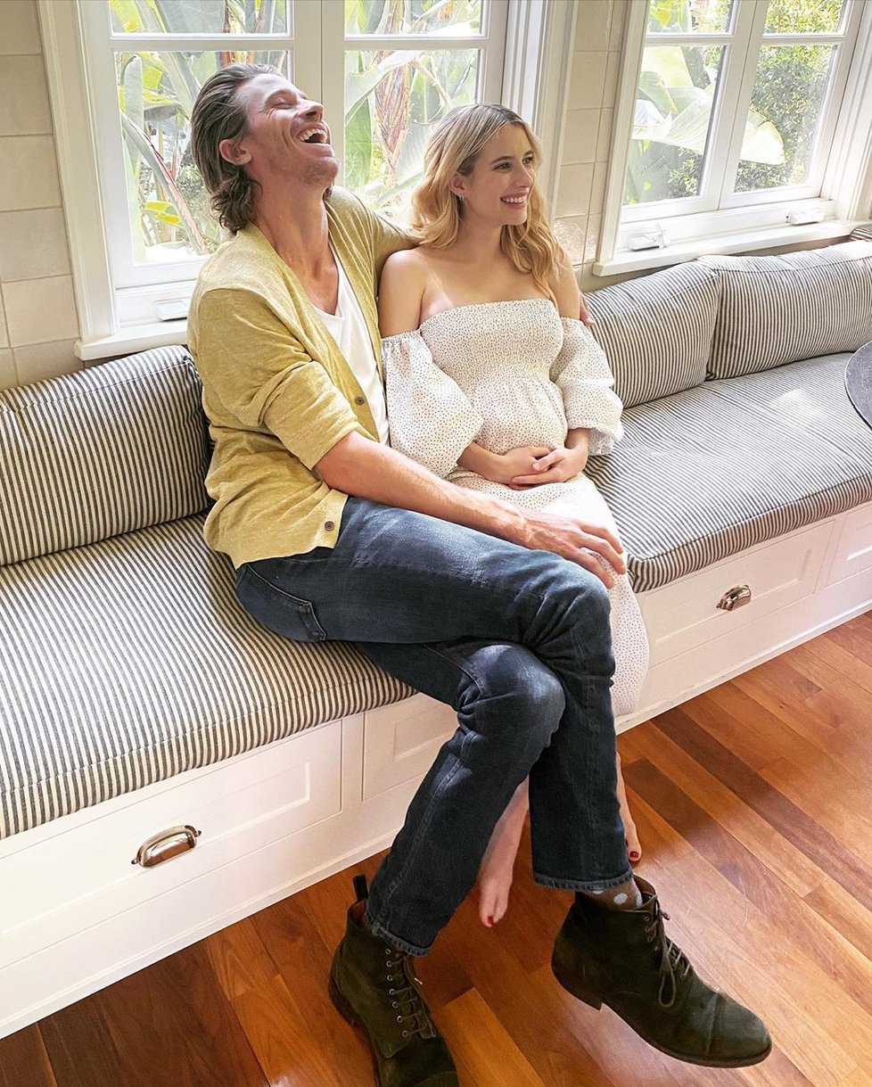 Těhotná herečka Emma Roberts s manželem Garrettem Hedlundem