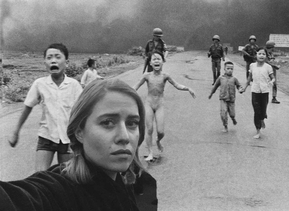 Lidé na internetu si střílí z podivného selfie Emmy Smetany u hořící katedrály Notre-Dame v Paříži.