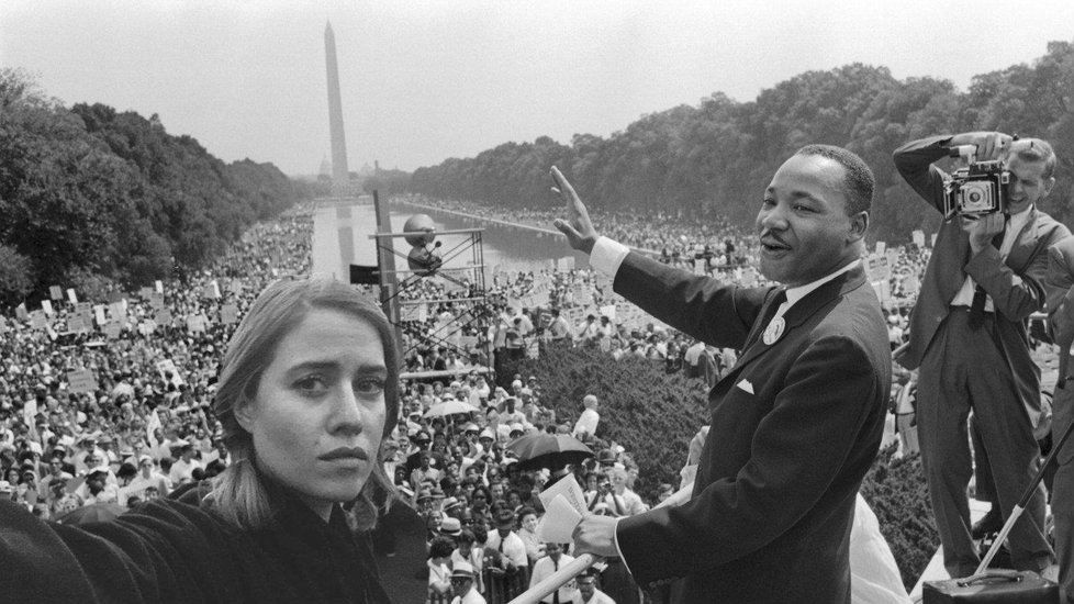 Lidé na internetu si střílí z podivného selfie Emmy Smetany u hořící katedrály Notre-Dame v Paříži.