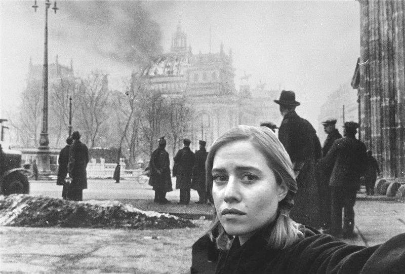 Lidé na internetu si střílí z podivné selfie Emmy Smetany u hořící katedrály Notre-Dame v Paříži.