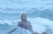Emma Smetana a její zařízlé plavky při surfování