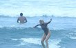 Emma Smetana a její zařízlé plavky při surfování
