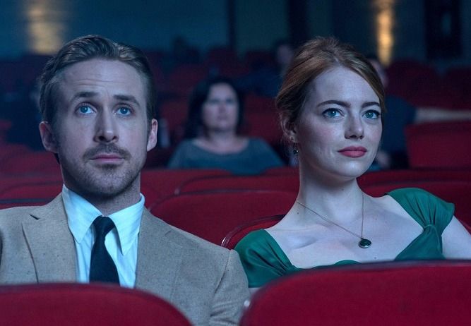 Emma Stone a Ryan Gosling v muzikálu La La Land.
