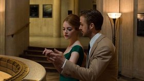 Emma Stone a Ryan Gosling v muzikálu La La Land