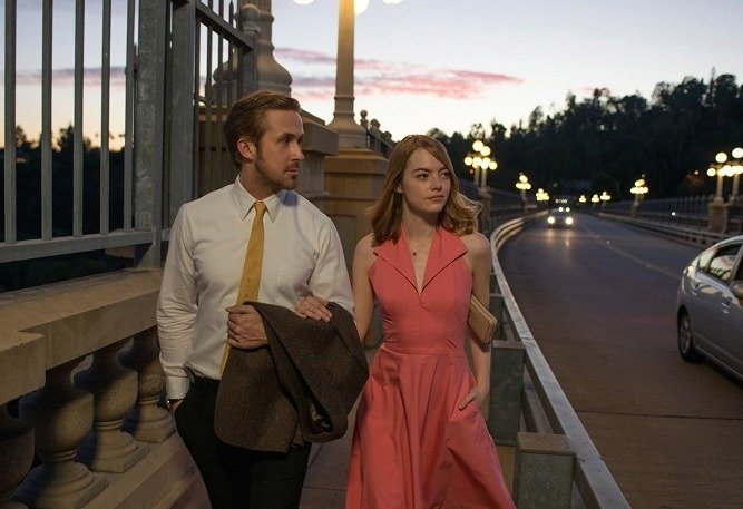 Emma Stone a Ryan Gosling v muzikálu La La Land.