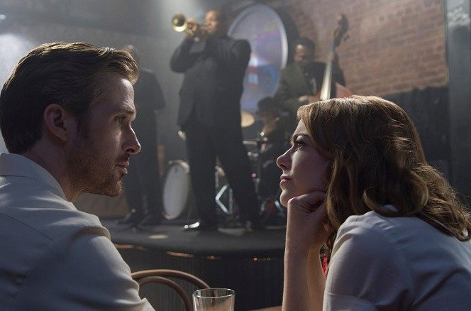 Emma Stone a Ryan Gosling v muzikálu La La Land.